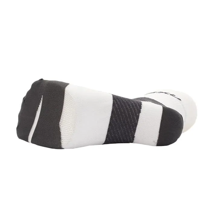 2XU Vectr Ultralight Crew Unisex Running Socks (White/Grey)